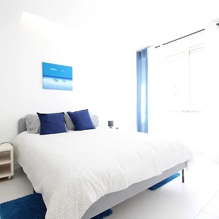 Behappy 2 Minutes From The Super Modern